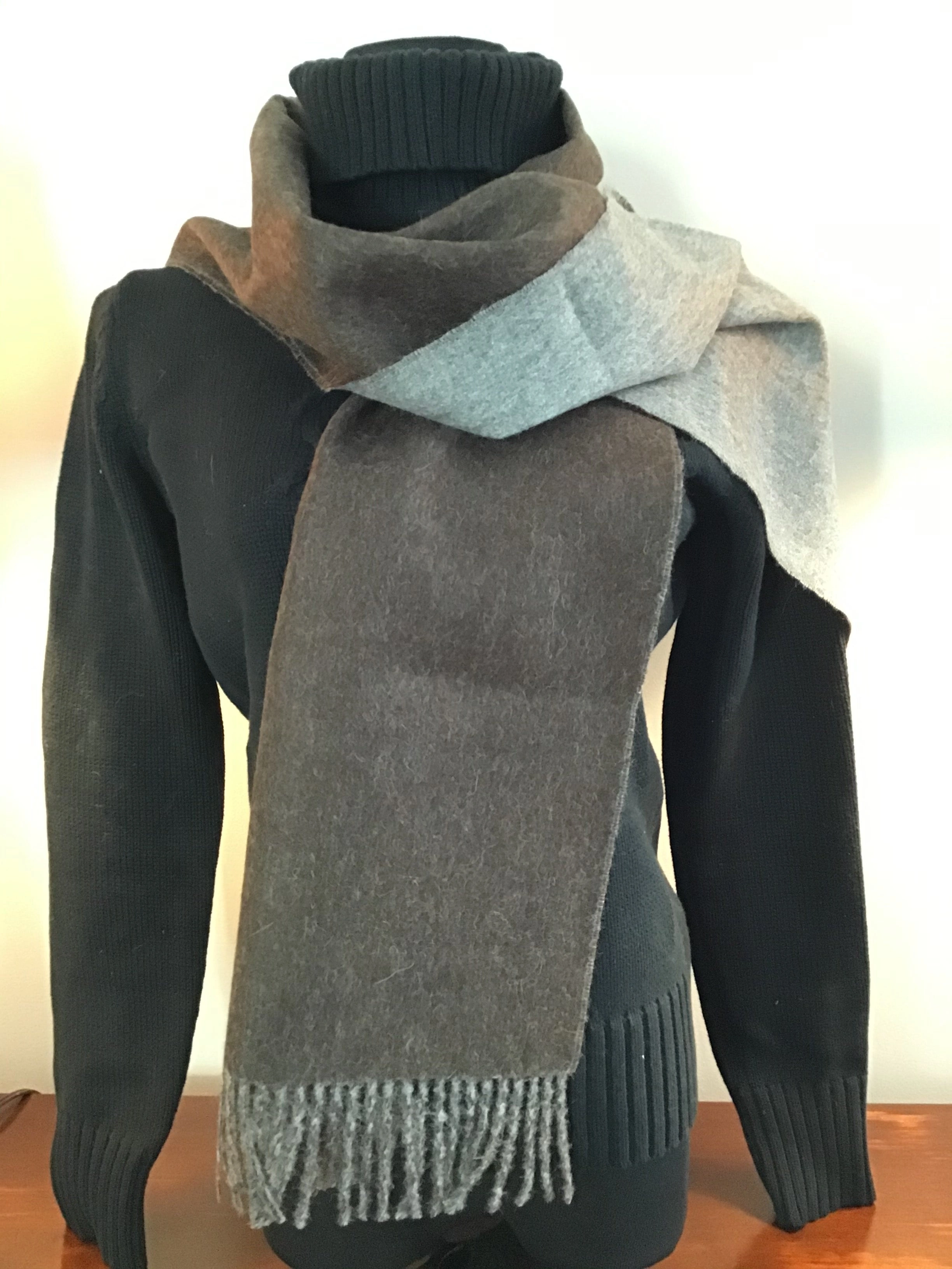 Luxuriously Soft Double-Sided Alpaca Scarf – Wrap Yourself in Comfort.