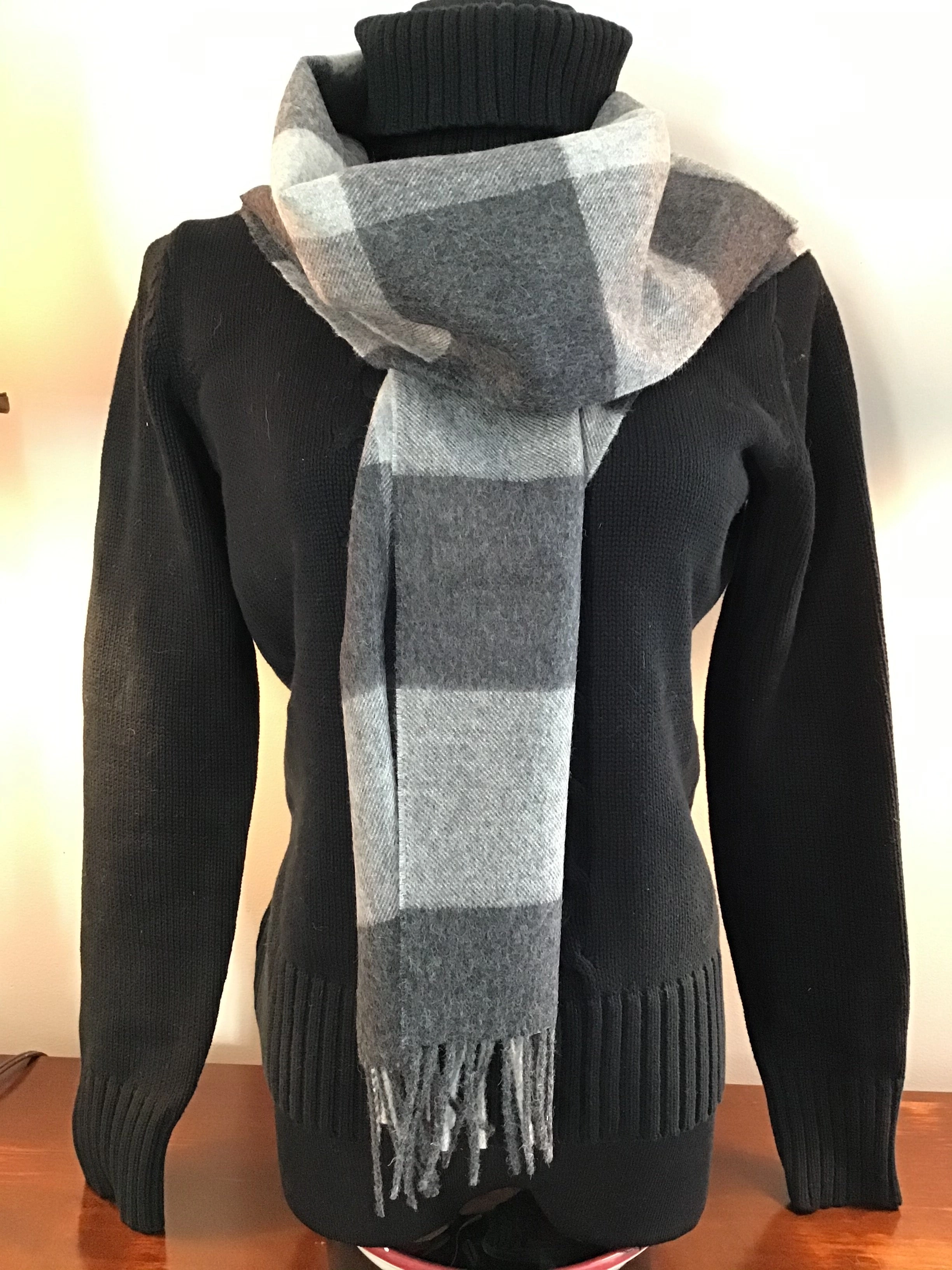 Cozy Alpaca Dream: Luxurious Scarf to Wrap You in Warmth All Season Long.