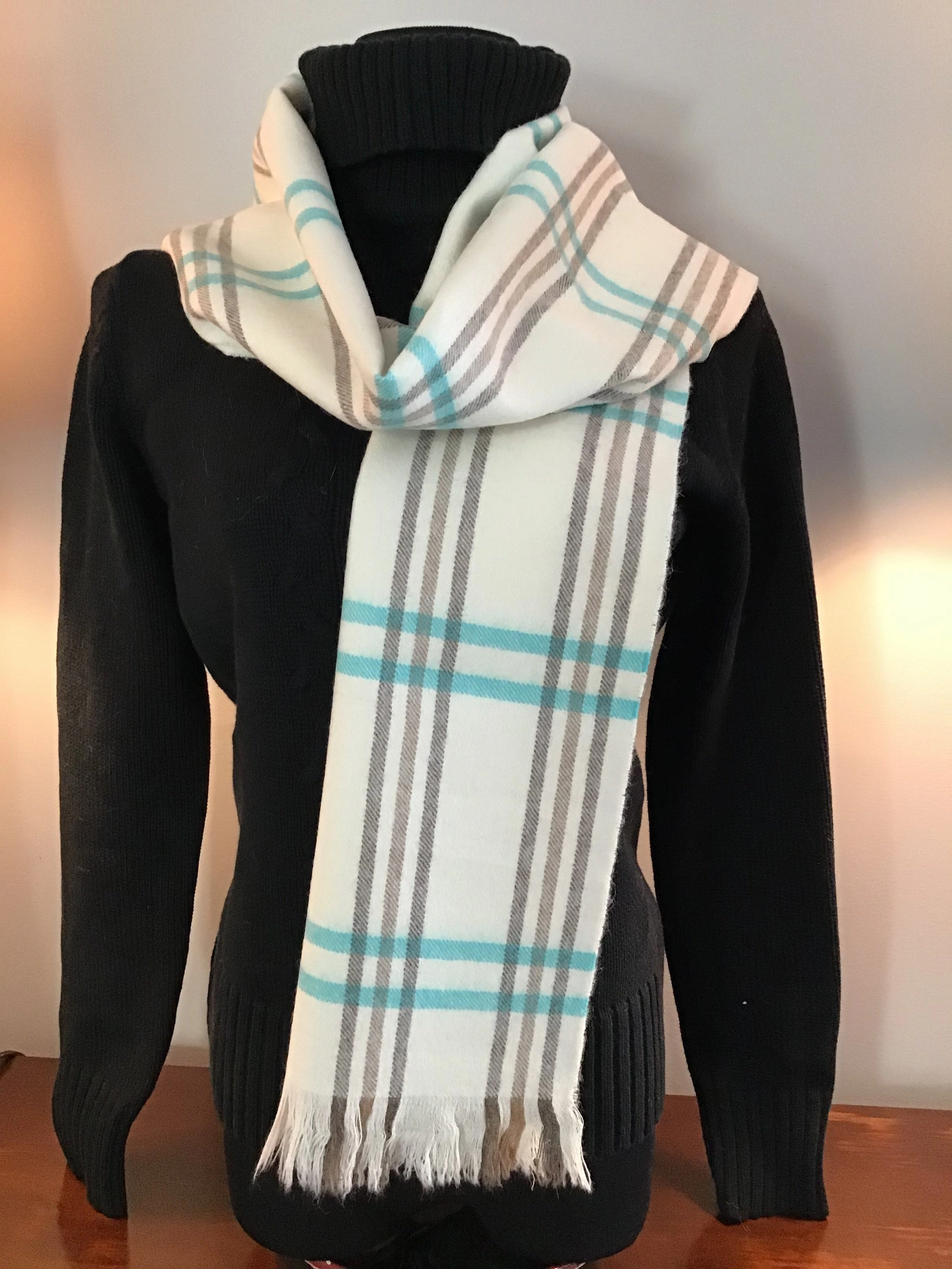 Luxuriously Soft Alpaca Scarf - Wrap Yourself in Cloud-Like Comfort.